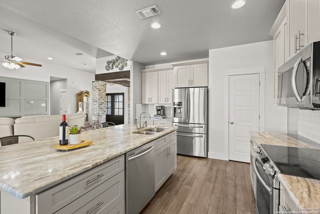 100 W Ashton, Floresville, TX 78114