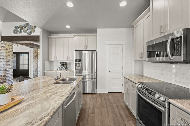 100 W Ashton, Floresville, TX 78114