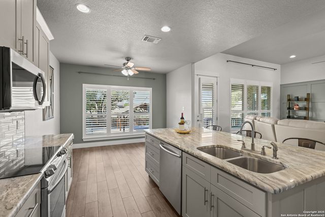 100 W Ashton, Floresville, TX 78114