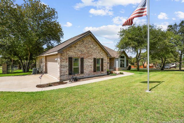 100 W Ashton, Floresville, TX 78114