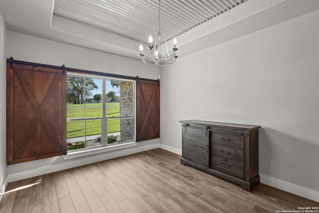 100 W Ashton, Floresville, TX 78114