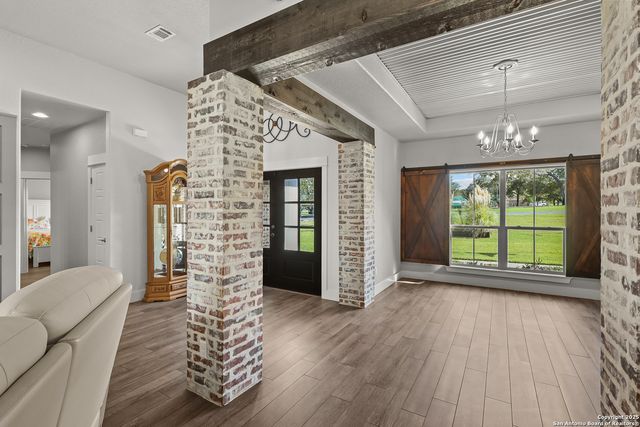 100 W Ashton, Floresville, TX 78114