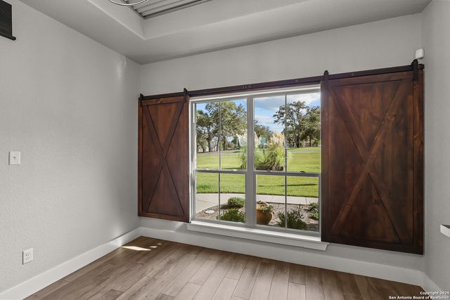 100 W Ashton, Floresville, TX 78114