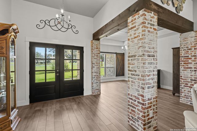 100 W Ashton, Floresville, TX 78114