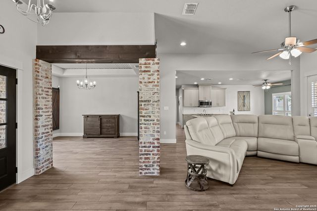 100 W Ashton, Floresville, TX 78114