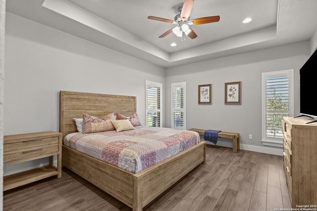 100 W Ashton, Floresville, TX 78114