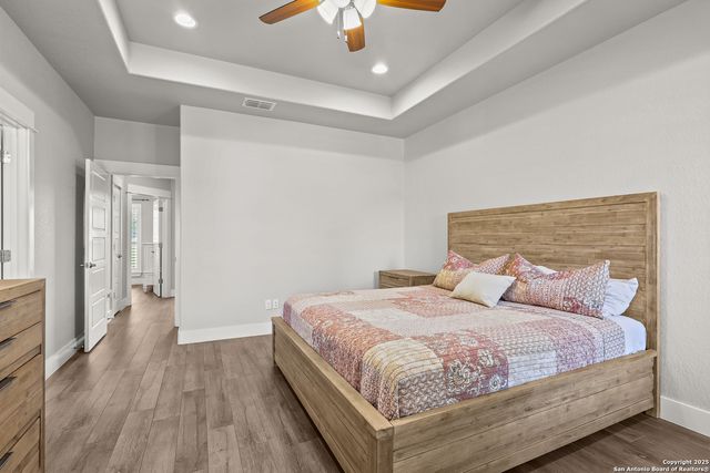 100 W Ashton, Floresville, TX 78114