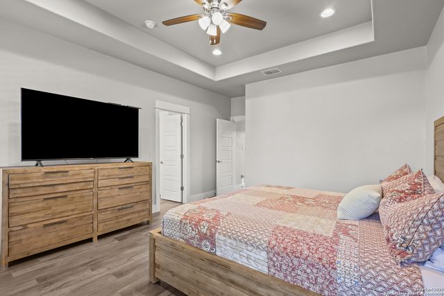 100 W Ashton, Floresville, TX 78114