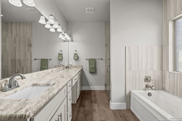 100 W Ashton, Floresville, TX 78114