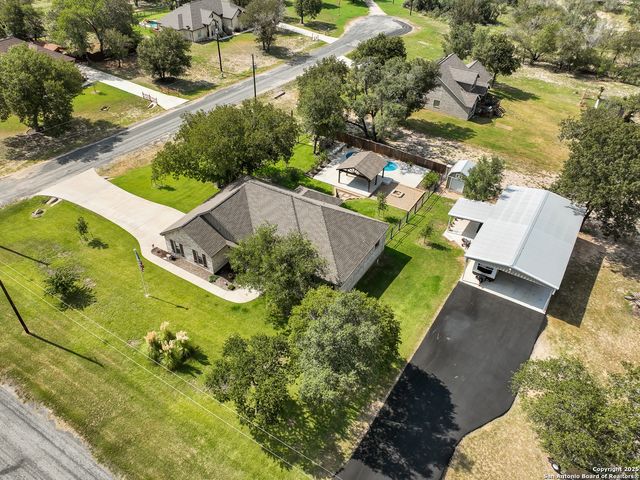 100 W Ashton, Floresville, TX 78114