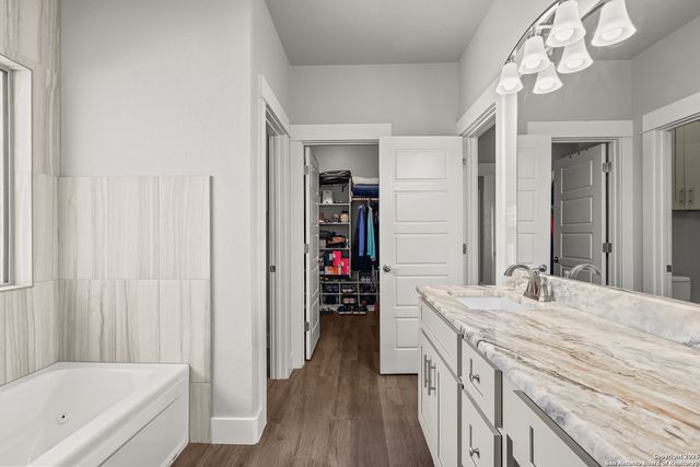 100 W Ashton, Floresville, TX 78114