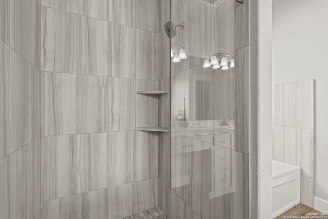 100 W Ashton, Floresville, TX 78114