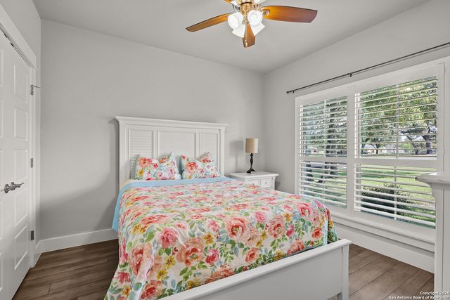 100 W Ashton, Floresville, TX 78114