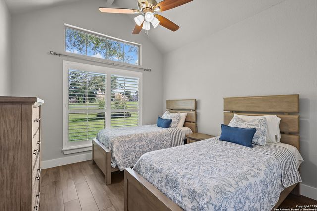 100 W Ashton, Floresville, TX 78114