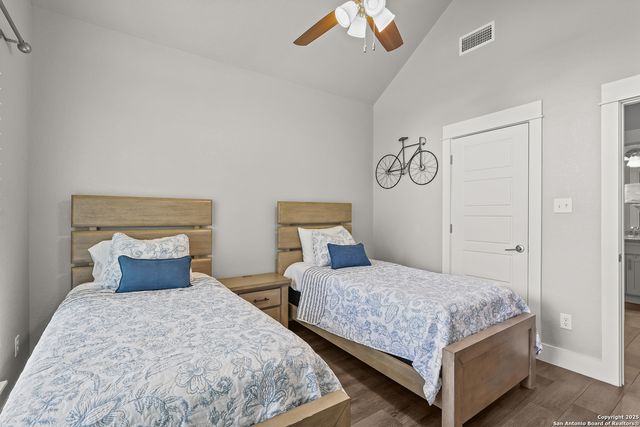 100 W Ashton, Floresville, TX 78114