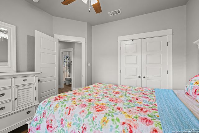 100 W Ashton, Floresville, TX 78114