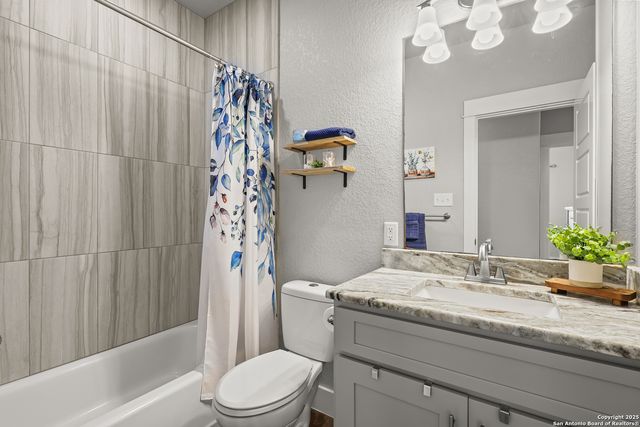 100 W Ashton, Floresville, TX 78114