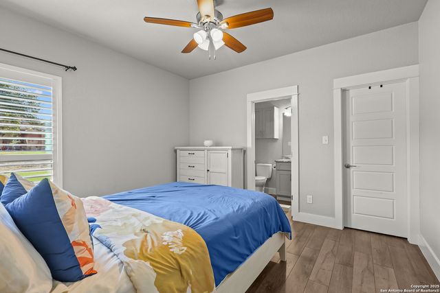 100 W Ashton, Floresville, TX 78114