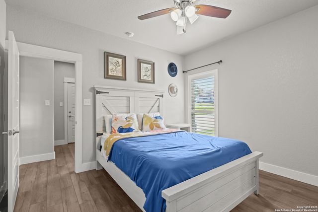 100 W Ashton, Floresville, TX 78114