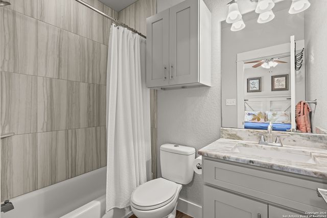 100 W Ashton, Floresville, TX 78114