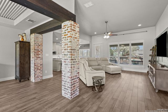 100 W Ashton, Floresville, TX 78114