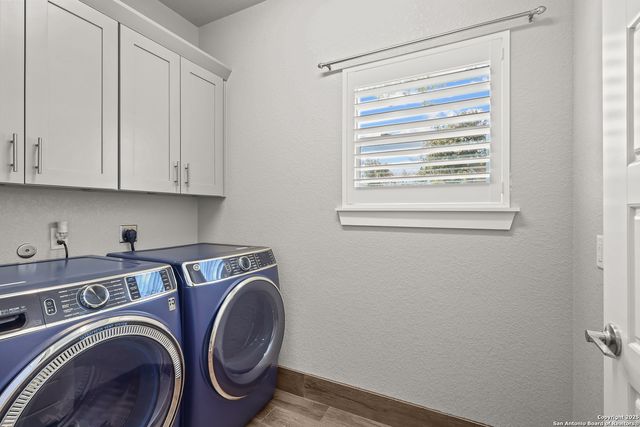 100 W Ashton, Floresville, TX 78114