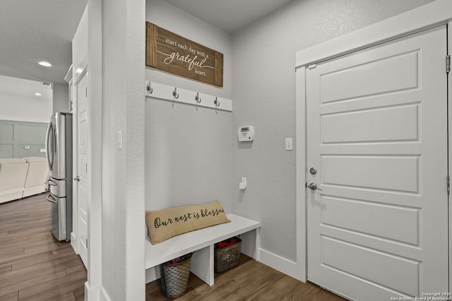 100 W Ashton, Floresville, TX 78114