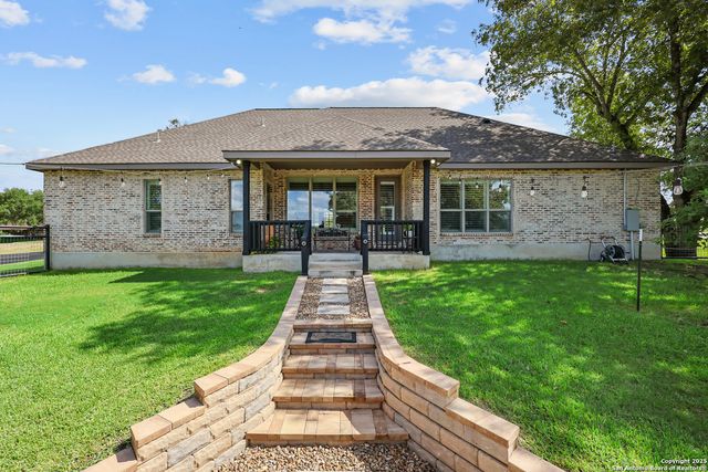 100 W Ashton, Floresville, TX 78114