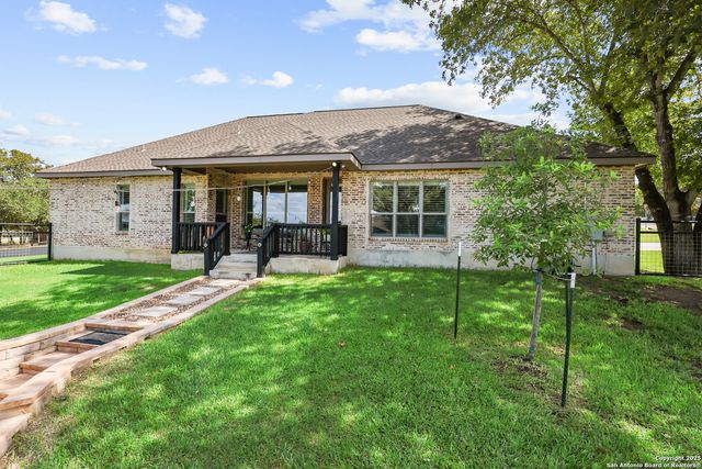 100 W Ashton, Floresville, TX 78114