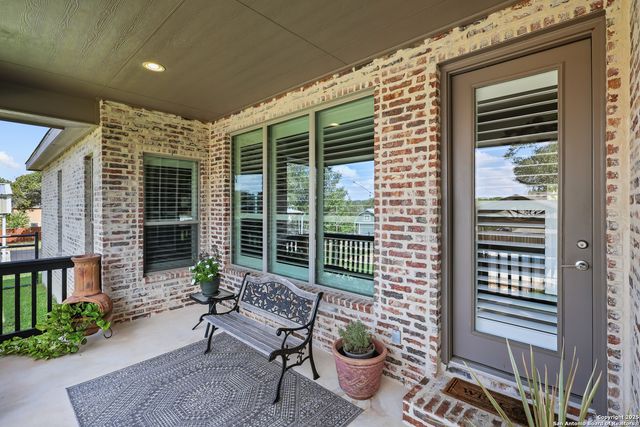 100 W Ashton, Floresville, TX 78114