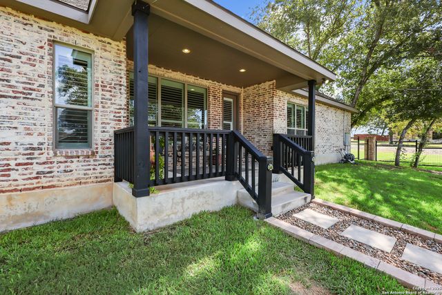 100 W Ashton, Floresville, TX 78114