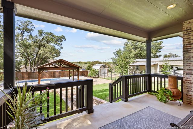 100 W Ashton, Floresville, TX 78114