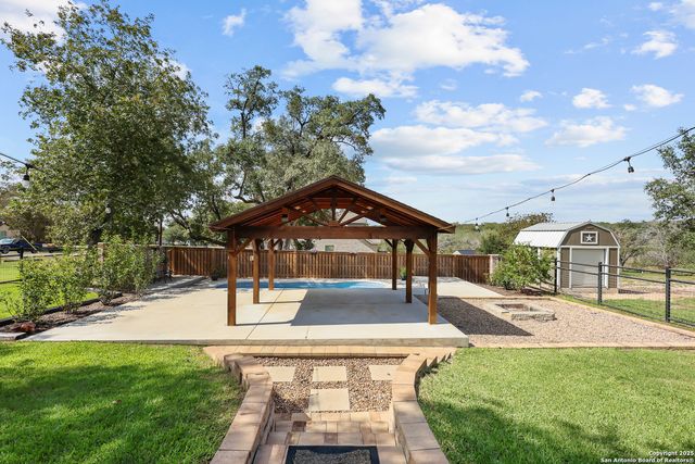 100 W Ashton, Floresville, TX 78114