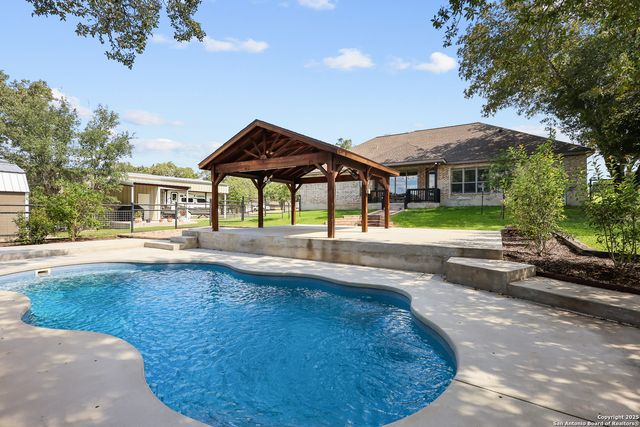 100 W Ashton, Floresville, TX 78114