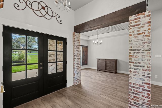 100 W Ashton, Floresville, TX 78114