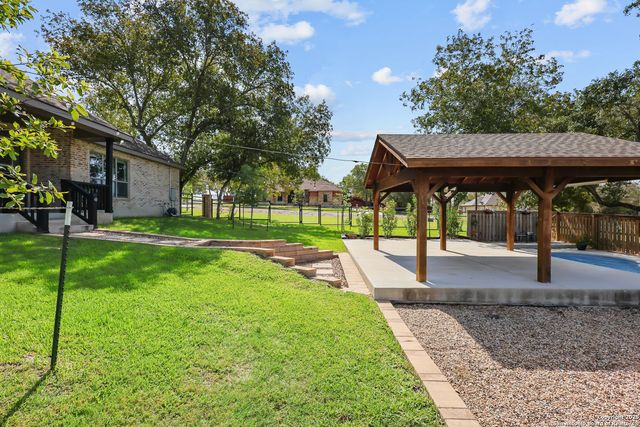 100 W Ashton, Floresville, TX 78114