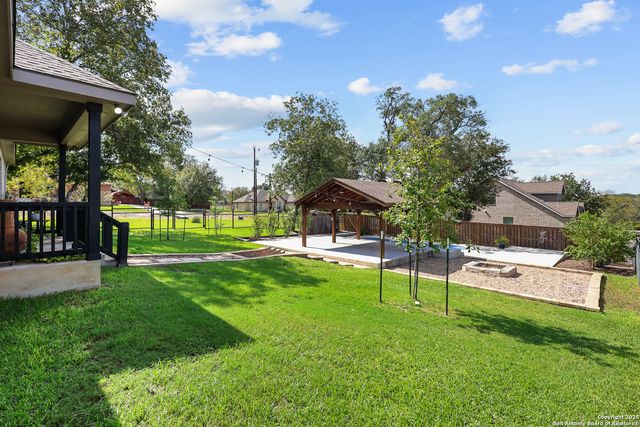 100 W Ashton, Floresville, TX 78114