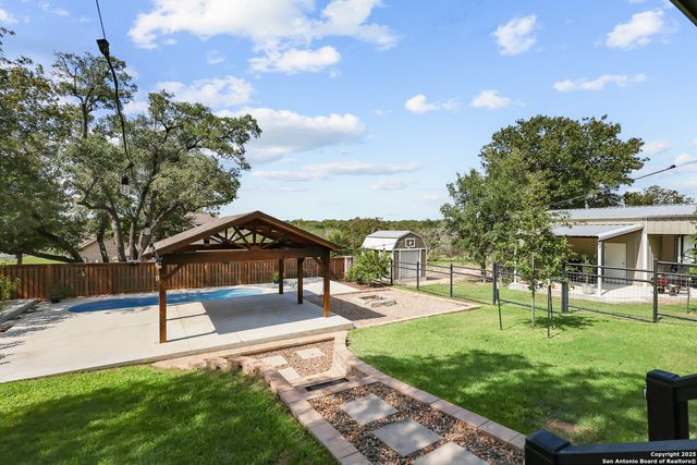 100 W Ashton, Floresville, TX 78114