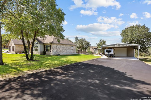 100 W Ashton, Floresville, TX 78114