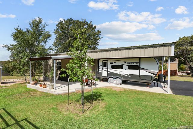 100 W Ashton, Floresville, TX 78114