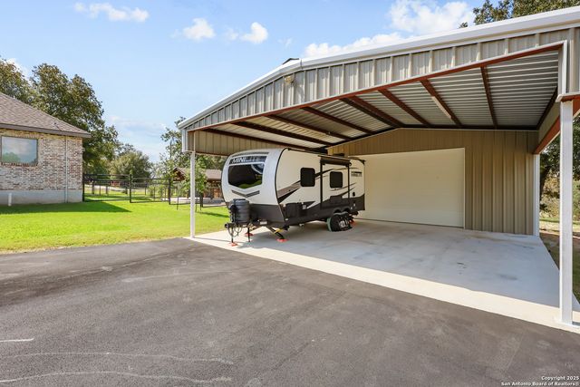 100 W Ashton, Floresville, TX 78114