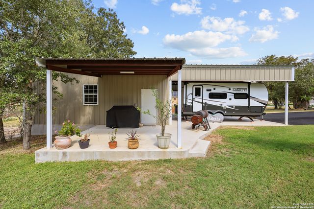 100 W Ashton, Floresville, TX 78114