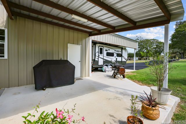 100 W Ashton, Floresville, TX 78114