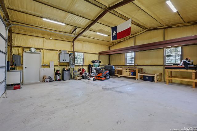 100 W Ashton, Floresville, TX 78114