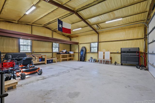 100 W Ashton, Floresville, TX 78114