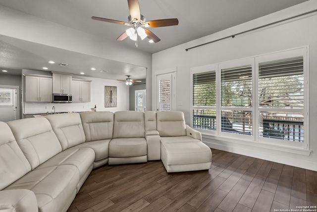 100 W Ashton, Floresville, TX 78114