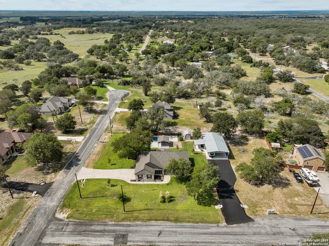 100 W Ashton, Floresville, TX 78114