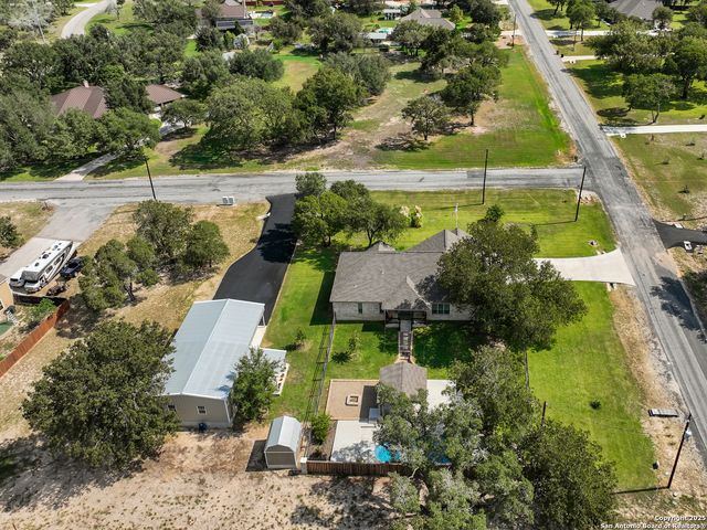 100 W Ashton, Floresville, TX 78114