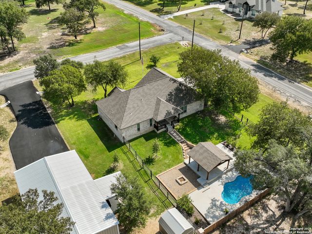 100 W Ashton, Floresville, TX 78114