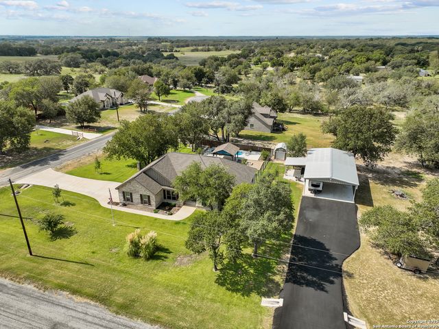 100 W Ashton, Floresville, TX 78114